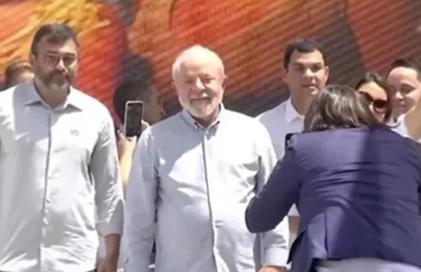 Lula-no-relancamento-do-Luz-para-Todos-no-Amazonas-600x400