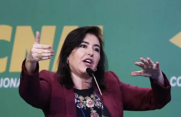 Ministra-do-Planejamento-Simone-Tebet-discursam-em-painel-sobre-reforma-tributária-na-XXIV-Marcha-a-Brasília-em-Defesa-dos-Municípios-5-600x400