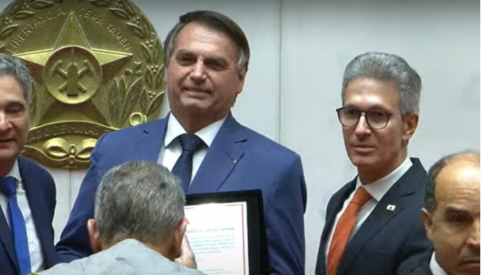 Screenshot 2023-08-29 at 19-54-53 Zema dá título de cidadão mineiro a Bolsonaro e plateia faz coro para governador ‘Vem para o PL’