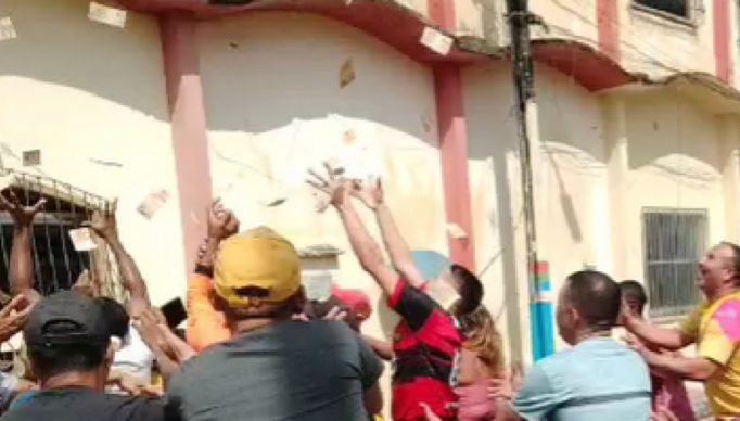 Vereador-acusa-prefeito-de-suborno-e-joga-dinheiro-na-rua-no-Maranhao