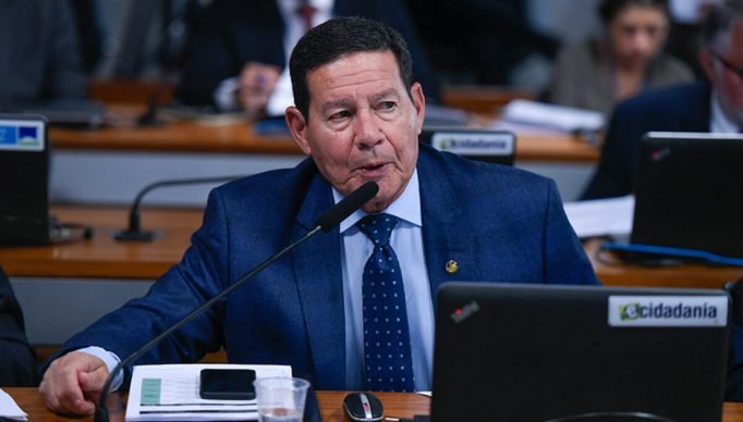 Comissão de Relações Exteriores e Defesa Nacional (CRE) realiza reunião deliberativa com 16 itens. Na pauta projetos de acordos internacionais.

À bancada, em pronunciamento, senador Hamilton Mourão (Republicanos-RS).

Foto: Edilson Rodrigues/Agência Senado