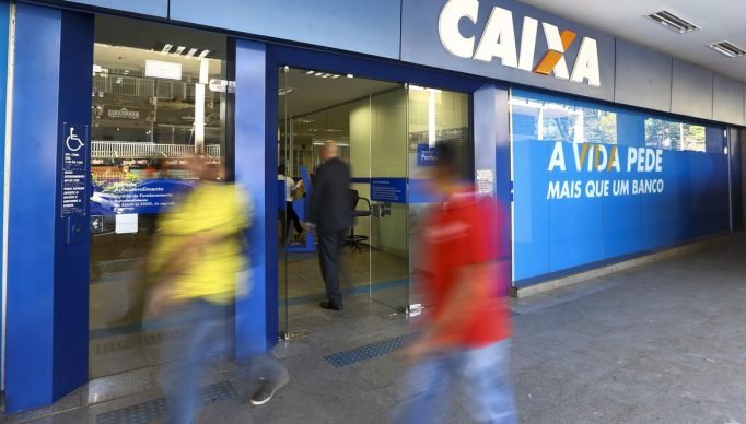 Caixa Econômica Federal inicia hoje (13) a liberação do saque de até R$ 500 em contas do Fundo de Garantia do Tempo de Serviço (FGTS).
