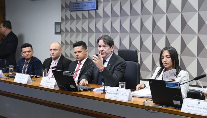 Comissão Parlamentar Mista de Inquérito dos Atos de 8 de Janeiro de 2023 (CPMI - 8 de Janeiro) realiza reunião para ouvir hacker, alvo de investigação que apura a inserção de dados falsos sobre ministro do Supremo Tribunal Federal (STF) no Banco Nacional de Monitoramento de Prisões do Conselho Nacional de Justiça (CNJ). As inserções teriam sido feitas em janeiro deste ano, antes dos atos antidemocráticos. 

Mesa:
advogado do depoente, Matheus Moreira;
hacker Walter Delgatti Neto;
advogado do depoente, Ariovaldo Moreira;
1° vice-presidente da CPMI do 8 de Janeiro, senador Cid Gomes (PDT-CE); 
presidente da CPMI do 8 de Janeiro, deputado Arthur Oliveira Maia (União-BA);
relatora da CPMI do 8 de Janeiro, senadora Eliziane Gama (PSD-MA).

Foto: Marcos Oliveira/Agência Senado