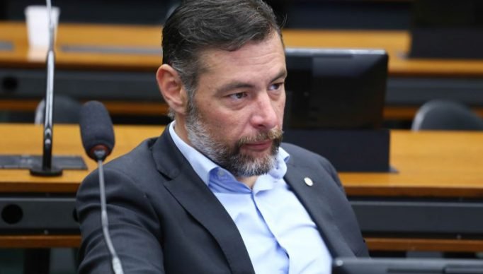 Deputado Marangoni fala ao microfone