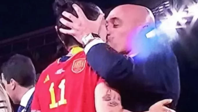 luis-rubiales-deu-beijo-na-boca-da-meia-jenni-hermoso-1840457