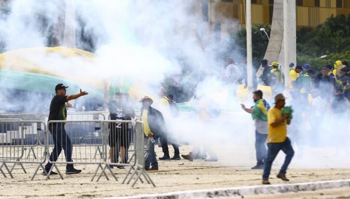 Manifestantes invadem Congresso, STF e Palácio do Planalto.