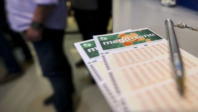 Apostadores fazem fila em casa lotérica. A Caixa Econômica Federal sorteia hoje (08) as seis dezenas do concurso 2.149 da Mega-Sena acumulada, que deve pagar um prêmio de R$ 170 milhões.