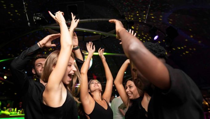 pessoas-da-vida-noturna-se-diver