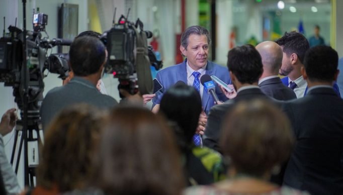 Brasília (DF), 02/08/2023, O ministro da Fazenda, Fernando Haddad, durante entrevista ao programa Bom dia, ministro, nos estúdios da EBC.  Foto: Rafa Neddermeyer/Agência Brasil