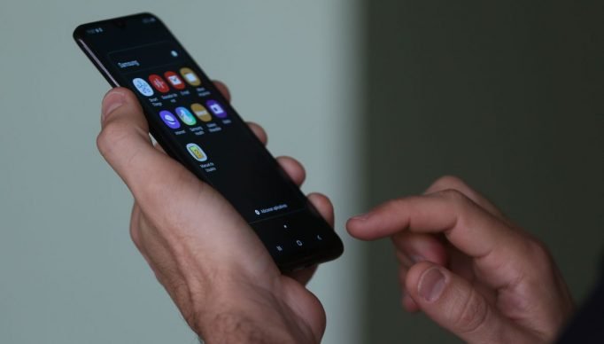 Smartphone, celular,  em uso.