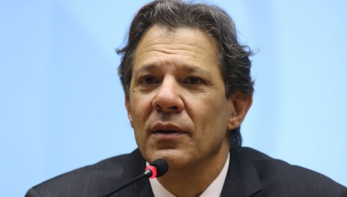 Brasília (DF), 17/07/2023 - Ministro da Fazenda, Fernando Haddad, fala sobre o programa Desenrola Brasil. durante entrevista coletiva a imprensa,  E/D. Secretario da SPE, Guilherme Mello, Ministro Haddad, e o Assessor da Secretária de Reformas Econômicas, Alexandre Ferreira.Foto Valter Campanato/Agência Brasil.