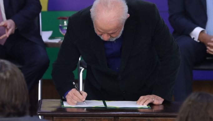 Brasília, (DF) - 28/08/2023 - O presidente Lula durante solenidade de Assinatura de Sanção do Projeto de Lei de Conversão (PLV) no 15/2023, que estabelece a política de valorização permanente do salário mínimo. Foto Valter Campanato/EBC.