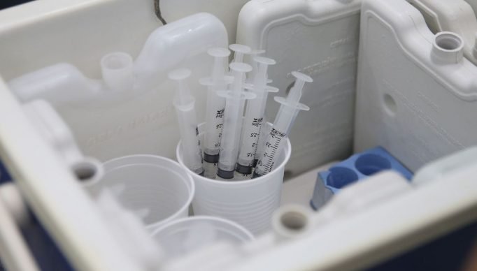 Brasília - O Ministério da Saúde promove o Dia D de Vacinação contra a gripe em postos de todo o País. A expectativa é imunizar, até o próximo dia 26, cerca de 90% das 54,2 milhões de pessoas que estão no público-alvo da campanha. (Marcello Casal Jr/AgenciaBrasil)