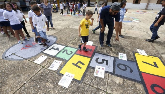 Brasília - Alunos da Escola Classe 29 de Taguatinga participam de atividades do projeto Adasa na Escola. No projeto as crianças aprendem como podem ajudar na preservação da  água (Marcelo Camargo/Agência Brasil)