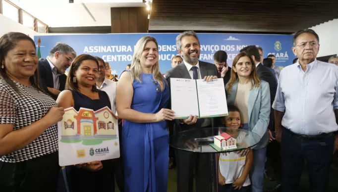 EVENTO DE ASSINATURA DE ORDENS DE SERVICO PARA 42 NOVOS CENTROS DE EDUCACAO INFANTIL - CEI NO ESTADO DO CEARA REALIZADO NO PALACIO DE ABOLICAO COM A PRESENCA DO GOVERNADOR ELMANO DE FREITAS
FOTOS: THIAGO GASPAR/ GOV. DO CEARA 
TAGS: CEI, CENTRO DE EDUCACAO INFANTIL, EDUCACAO, SPS, SEDUC, ELMANO DE FREITAS