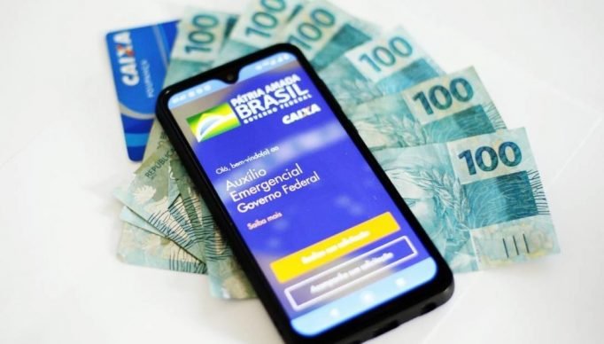 AUXÍLIO-EMERGENCIAL-1-990x594
