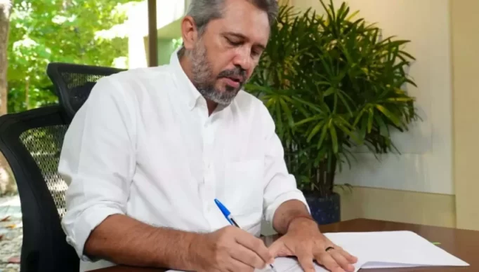 Governador-Elmano-de-Freitas-decreta-ponto-facultativo-sexta-860x484