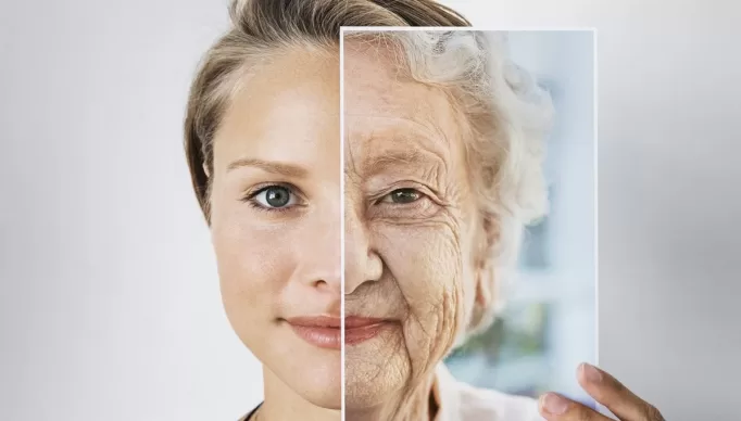 Mulher-com-parte-do-rosto-coberto-por-foto-com-pele-envelhecida-