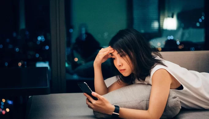 Mulher-dormir-tarde-insonia-pessoa-noturna