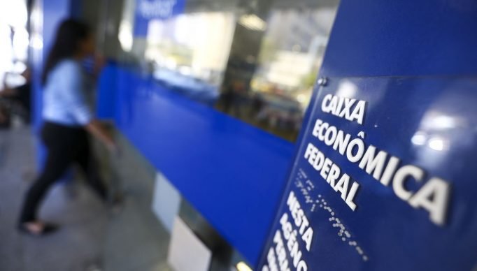 Caixa Econômica Federal inicia hoje (13) a liberação do saque de até R$ 500 em contas do Fundo de Garantia do Tempo de Serviço (FGTS).