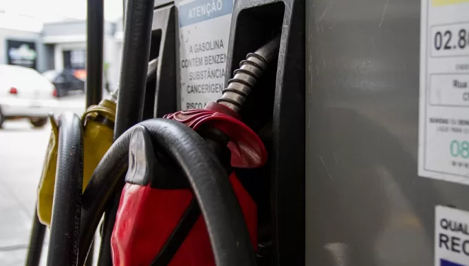 SP - AUMENTO-COMBUSTÍVEIS-LIMEIRA - GERAL - Bombas de combustível em Limeira (SP). Na tarde desta terça-feira (26), o preço da gasolina passou dos R$ 6, sendo que o valor médio na cidade é R$ 6,39 por litro. 26/10/2021 - Foto: ROBERTO GARDINALLI/FUTURA PRESS/FUTURA PRESS/ESTADÃO CONTEÚDO