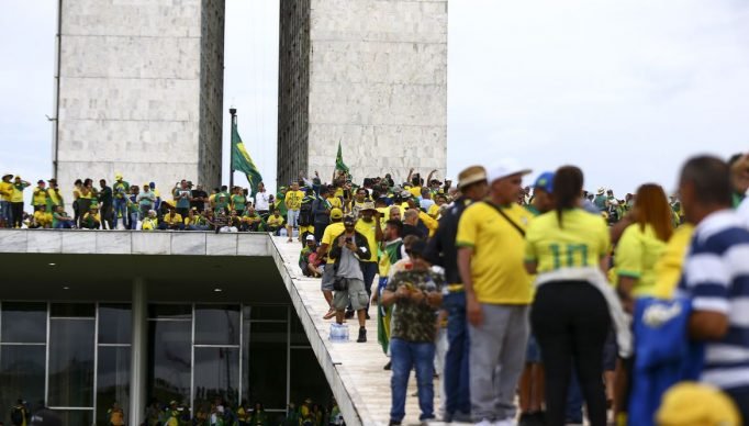 Manifestantes invadem Congresso, STF e Palácio do Planalto.