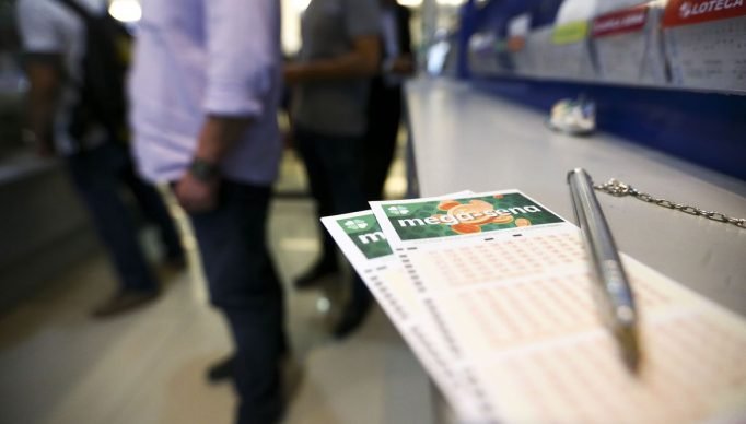 Apostadores fazem fila em casa lotérica. A Caixa Econômica Federal sorteia hoje (08) as seis dezenas do concurso 2.149 da Mega-Sena acumulada, que deve pagar um prêmio de R$ 170 milhões.