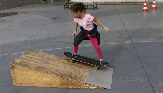 Rio de Janeiro (RJ), 19/05/2023 - Aula de skate para crianças na Vila Olímpica da Gamboa. Foto: Fernando Frazão/Agência Brasil