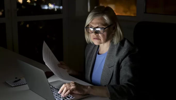 mulher-trabalhando-ate-tarde-no-escritorio