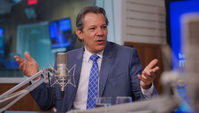 Brasília (DF), 02/08/2023, O ministro da Fazenda, Fernando Haddad, durante entrevista ao programa Bom dia, ministro, nos estúdios da EBC.  Foto: Rafa Neddermeyer/Agência Brasil