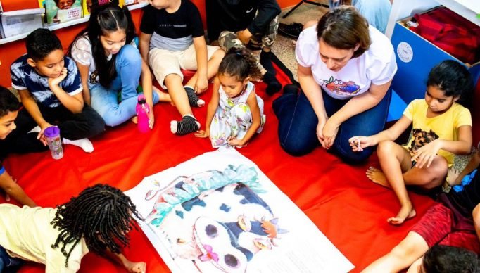 Ceilândia (DF) - Biblioteca Roedores de Livros atrai a criançada para rodas de leitura no Shopping Popular da Ceilândia. Foto: Marcelo Magalhães/Divulgação