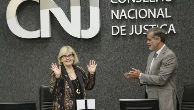 Brasília (DF), 26/09/2023 - A presidente do CNJ e do Supremo Tribunal Federal (STF), Rosa Weber, e o ministro do STJ, Rogério Schietti, durante sessão do Conselho Nacional de Justiça para analisar a Resolução que prevê o aumento da participação feminina nos tribunais federais, estaduais e do trabalho. A sessão é a última da gestão da ministra Rosa Weber no conselho. Foto: Marcelo Camargo/Agência Brasil