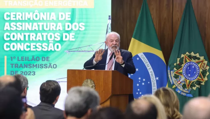 Brasília, (DF) – O presidente Luiz Inàcio Lula da Silva, participa da cerimônia de assinatura de contratos de concessão do primeiro leilão de linhas de transmissão de 2023. Foto Valter Campanato/Agência Brasil.