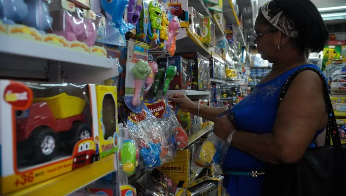 Rio de Janeiro - A dona de casa Maria das Graças Benedito, 67 anos, compra presentes para o Dia das Crianças no comércio da Sociedade de Amigos da Rua da Alfândega e Adjacências (Saara), o maior centro comercial popular do Rio de Janeiro.
