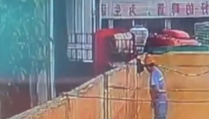 1_video_funcionario_urinando_cervejaria-23898542