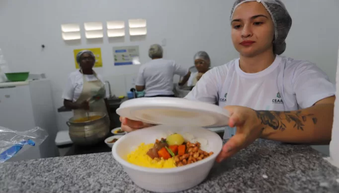 A PRIMEIRA COZINHA CEARA SEM FOME, NO BAIRRO PAPICU, RECEBE A VISITA DO GOVERNADOR ELMANO DE FREITAS E DA PRIMEIRA DAMA LIA DE FREITAS
FOTOS: HELENE SANTOS/ GOV. DO CEARA 
TAGS: CEARA SEM FOME, COZINHA, COMIDA, ALIMENTACAO, ALIMENTOS, COZINHA CEARA SEM FOME, ELMANO DE FREITAS