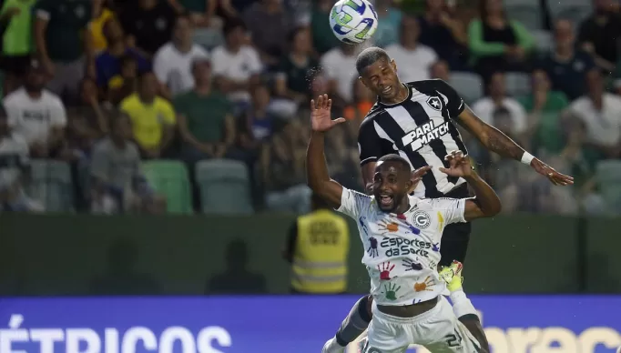 Junior Santos. Goias x Botafogo pelo Campeonato Brasileiro no Estadio Haile Pinheiro. 14 de Maio de 2023, Goiania, GO, Brasil. Foto: Vitor Silva/Botafogo. 
Imagem protegida pela Lei do Direito Autoral Nº 9.610, DE 19 DE FEVEREIRO DE 1998. Sendo proibido qualquer uso comercial, remunerado e manipulacao/alteracao da obra.