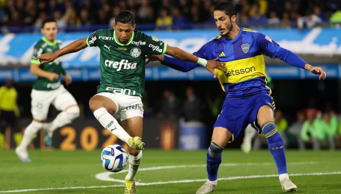 O jogador Rony, da SE Palmeiras, disputa bola com o jogador do CA Boca Juniors, durante partida válida pelas semifinais, ida, da Copa Libertadores, no Estádio La Bombonera. (Foto: Cesar Greco/Palmeiras/by Canon)