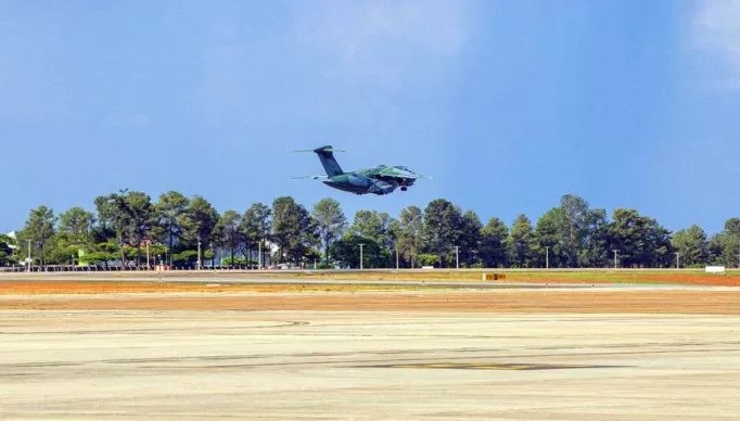 Brasília (DF), 10.10.2023 - Decolagem da aeronave KC-390 Millennium da FAB para a repatriação de brasileiros em território de Israel e Palestina. Operação Voltando em Paz.  Foto: João Risi/Audiovisual/PR