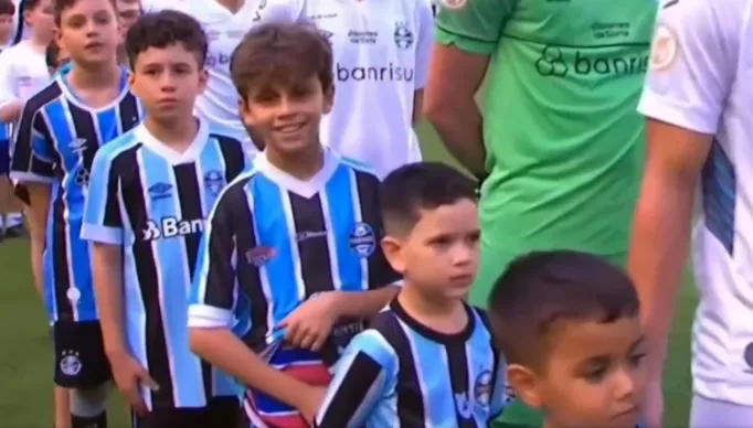 Mascote-do-Gremio-com-a-camisa-do-Fortaleza