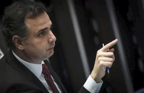 Presidente-do-Congresso-Nacional-Rodrigo-Pacheco-PSD-na-mesa-da-presidência-no-plenário-do-Senado-6-600x400