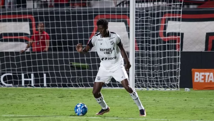 Sobrinho-do-ex-volante-Heleno-o-zagueiro-Jonathan-fez-sua-estreia-no-time-profissional-diante-do-Atletico-GO-pela-11-rodada