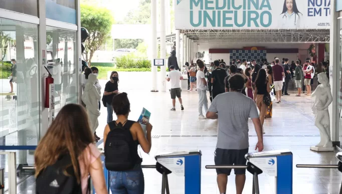 Participantes do Exame Nacional do Ensino Médio (Enem) 2021 fazem, neste domingo (28), segundo dia de avaliação, provas de matemática e de ciência da natureza.