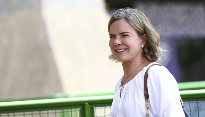 A presidente do PT, Gleisi Hoffmann, chega ao Centro Cultural Banco do Brasil, onde será feita a transição de governo.