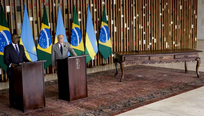 Brasília (DF) 05/10/2023 - O ministro das Relações Exteriores, Mauro Vieira, e o ministro dos Negócios Estrangeiros de Ruanda, Vincent Biruta, assinam acordos bilaterais e declaração a imprensa, os acordos assinados, o tratado de transferência de pessoas condenadas, comércio e investimentos, meio ambiente e mudança do clima, e questões sobre paz e segurança. 
Foto: Joédson Alves/Agência Brasil