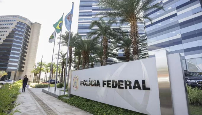 Brasília (DF), 31/08/2023 - Movimentação no prédio sede da Polícia Federal, que ouve Bolsonaro e mais sete envolvidos no caso da venda de joias. Foto: Marcelo Camargo/Agência Brasil