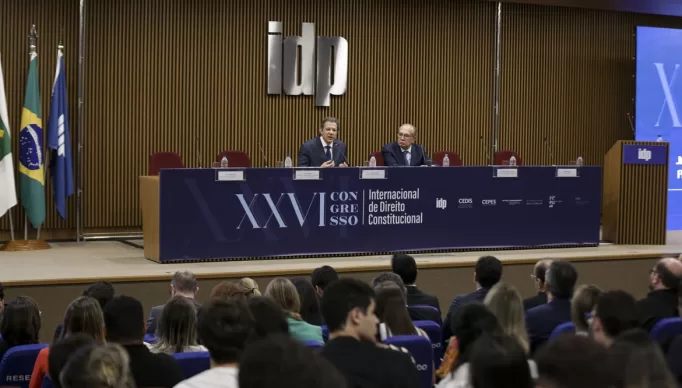 Brasília (DF), 19/10/2023 - O ministro da Fazenda, Fernando Haddad, e o ministro do STF, Gilmar Mendes, durante palestra no 26º Congresso Internacional de Direito Constitucional, no Instituto Brasileiro de Ensino, Desenvolvimento e Pesquisa (IDP), em Brasília. Foto: Marcelo Camargo/Agência Brasil