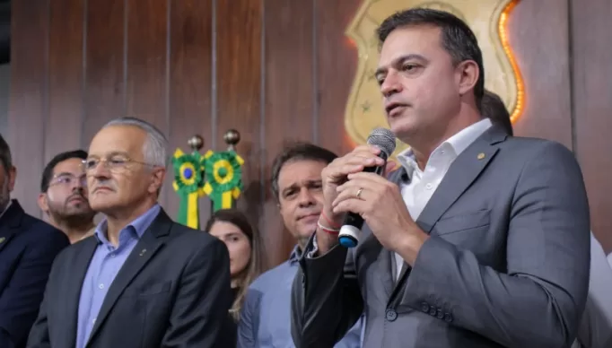 1__coletiva_da_azul_linhas_aereas_com_o_elmano__11-21852343