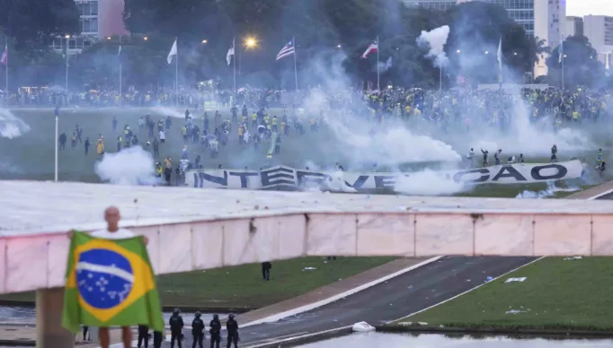 Bolsonaristas-invadem-Congresso-Planalto-e-STF-em-manifestação-antidemocrática-em-8-de-janeiro-2023-1-scaled