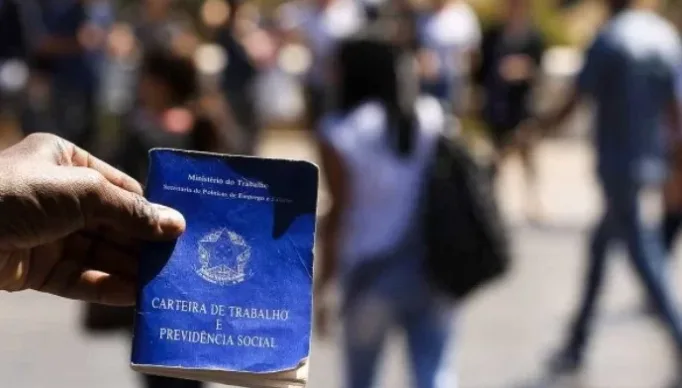 Foto-pessoa-segurando-carteira-de-trabalho-3